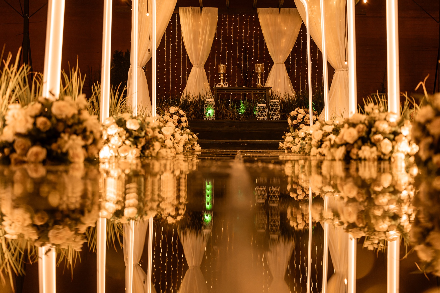 Cerimônia de casamento preparada no espaço externo do Ello Eventos