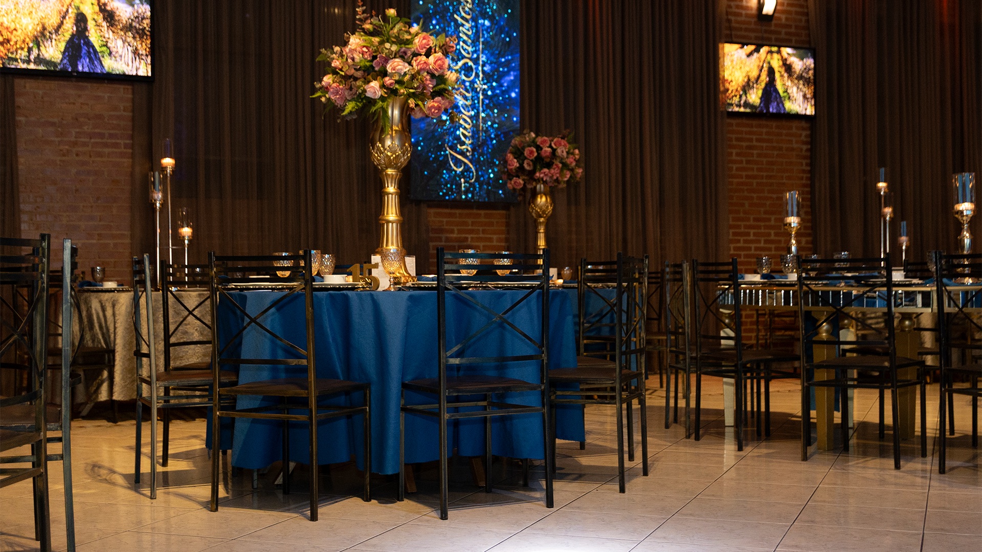 Mesas e decoração preparadas para uma celebração no Ello Eventos