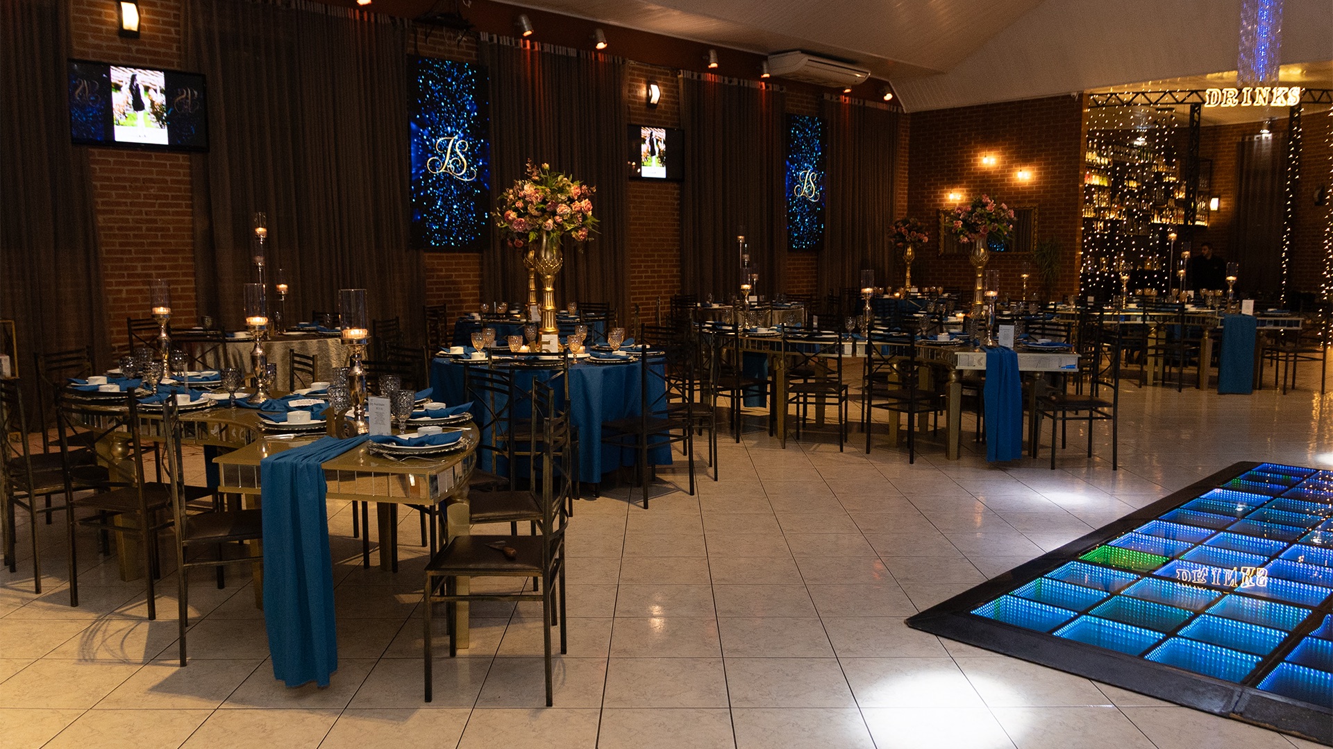Salão do Ello Eventos decorado para uma festa de 15 anos